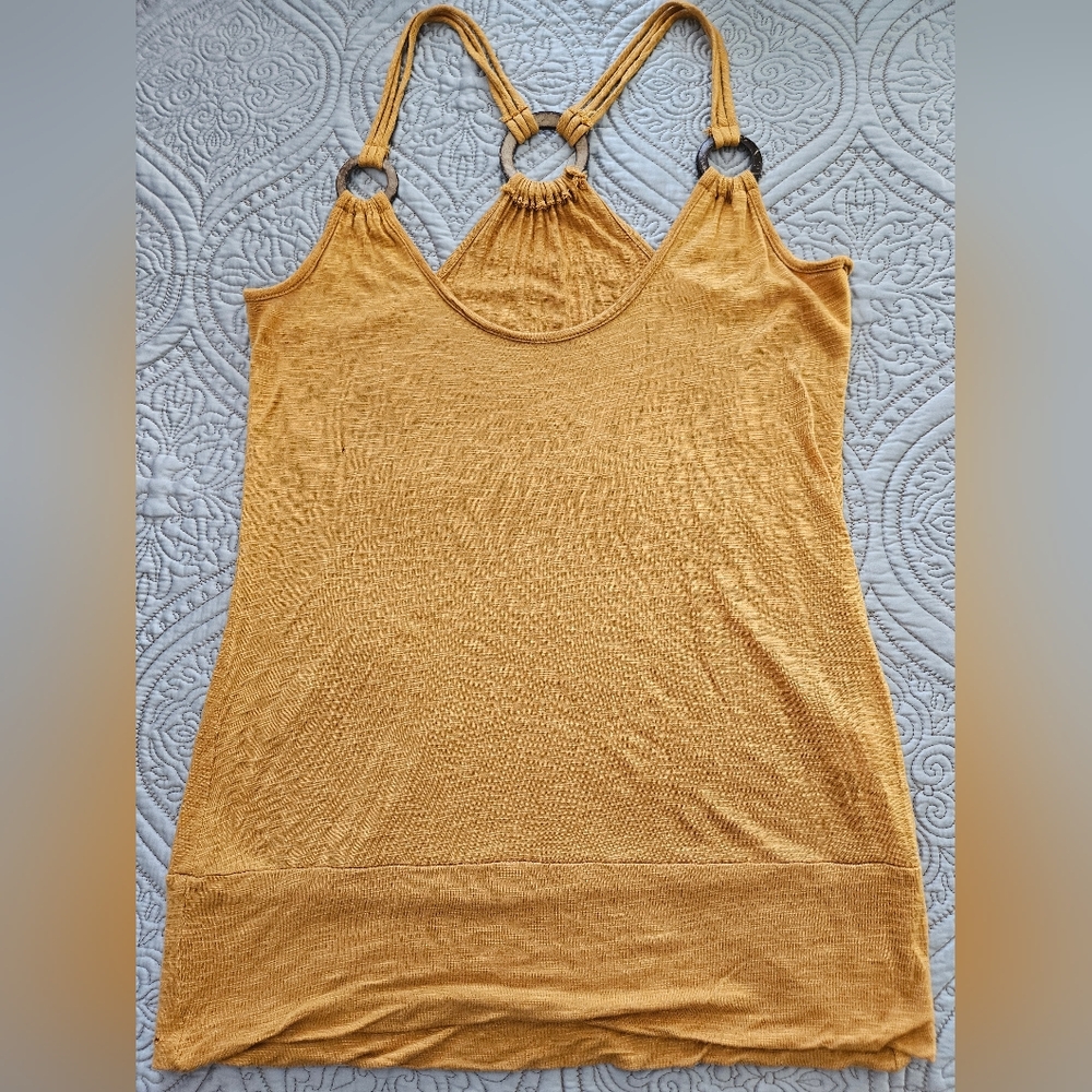 Cute medium tank, wooden clasps.